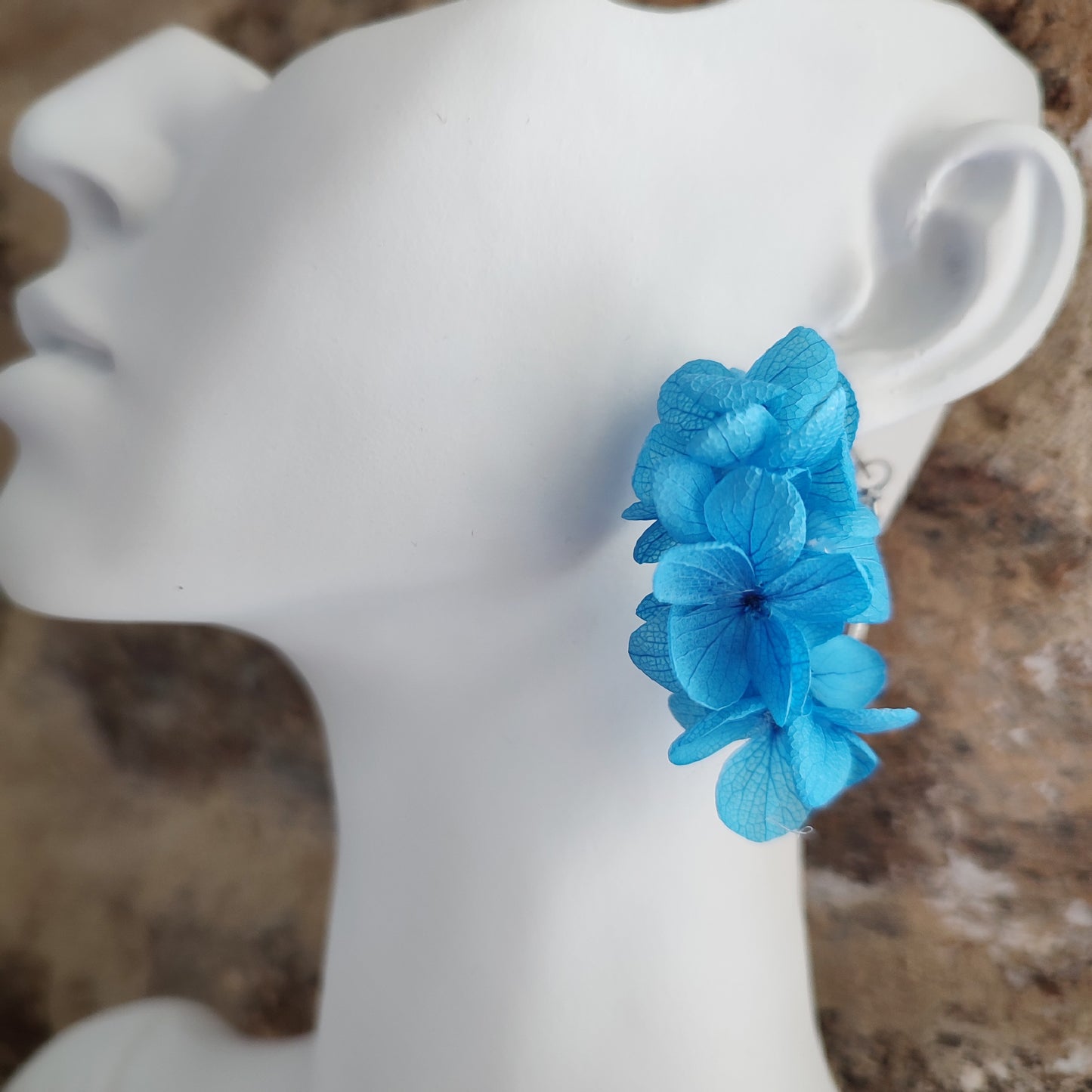 boucles d'oreilles créoles en fleurs bleues, fabriquées à la main avec des fleurs stabilisées, parfaites pour ajouter une touche élégante et vibrante à n'importe quelle tenue