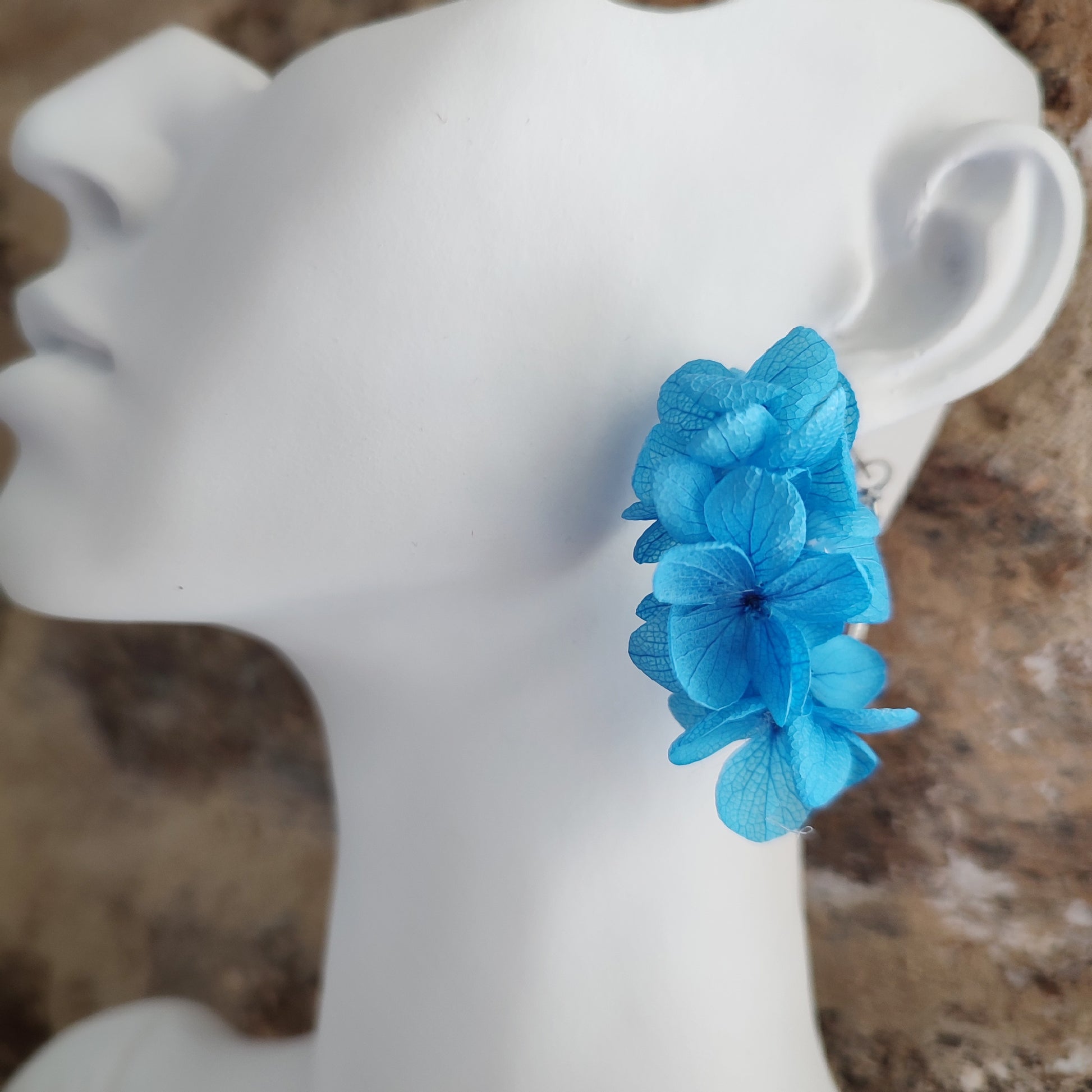 boucles d'oreilles créoles en fleurs bleues, fabriquées à la main avec des fleurs stabilisées, parfaites pour ajouter une touche élégante et vibrante à n'importe quelle tenue