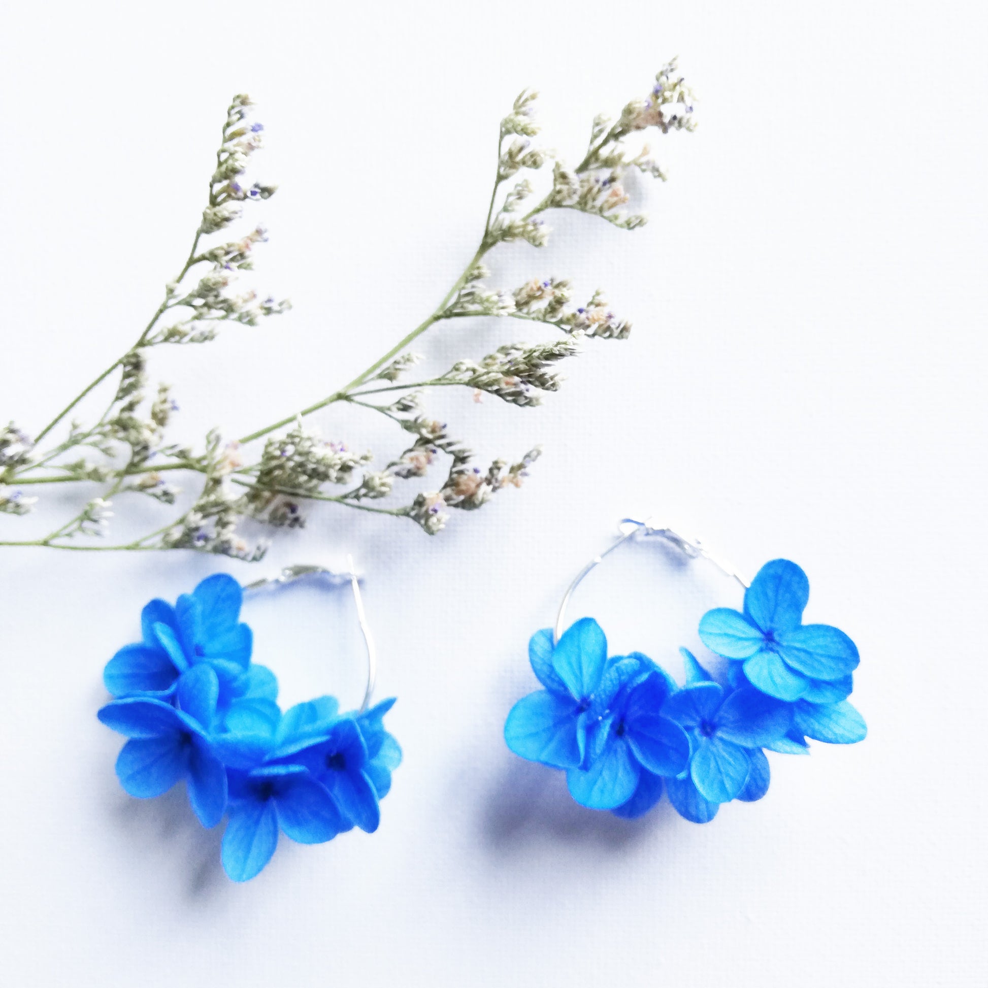 boucles d'oreilles créoles en fleurs bleues, fabriquées à la main avec des fleurs stabilisées, un accessoire unique pour un look frais et nature