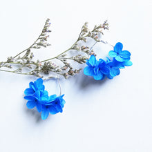 Charger l&#39;image dans la galerie, boucles d&#39;oreilles créoles en fleurs bleues, fabriquées à la main avec des fleurs stabilisées, un accessoire unique pour un look frais et nature
