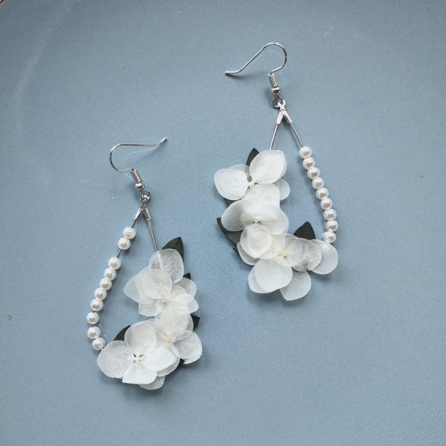 boucles d'oreilles élégantes en perles et fleurs blanches stabilisées, faites à la main, parfaites pour les mariages et occasions spéciales
