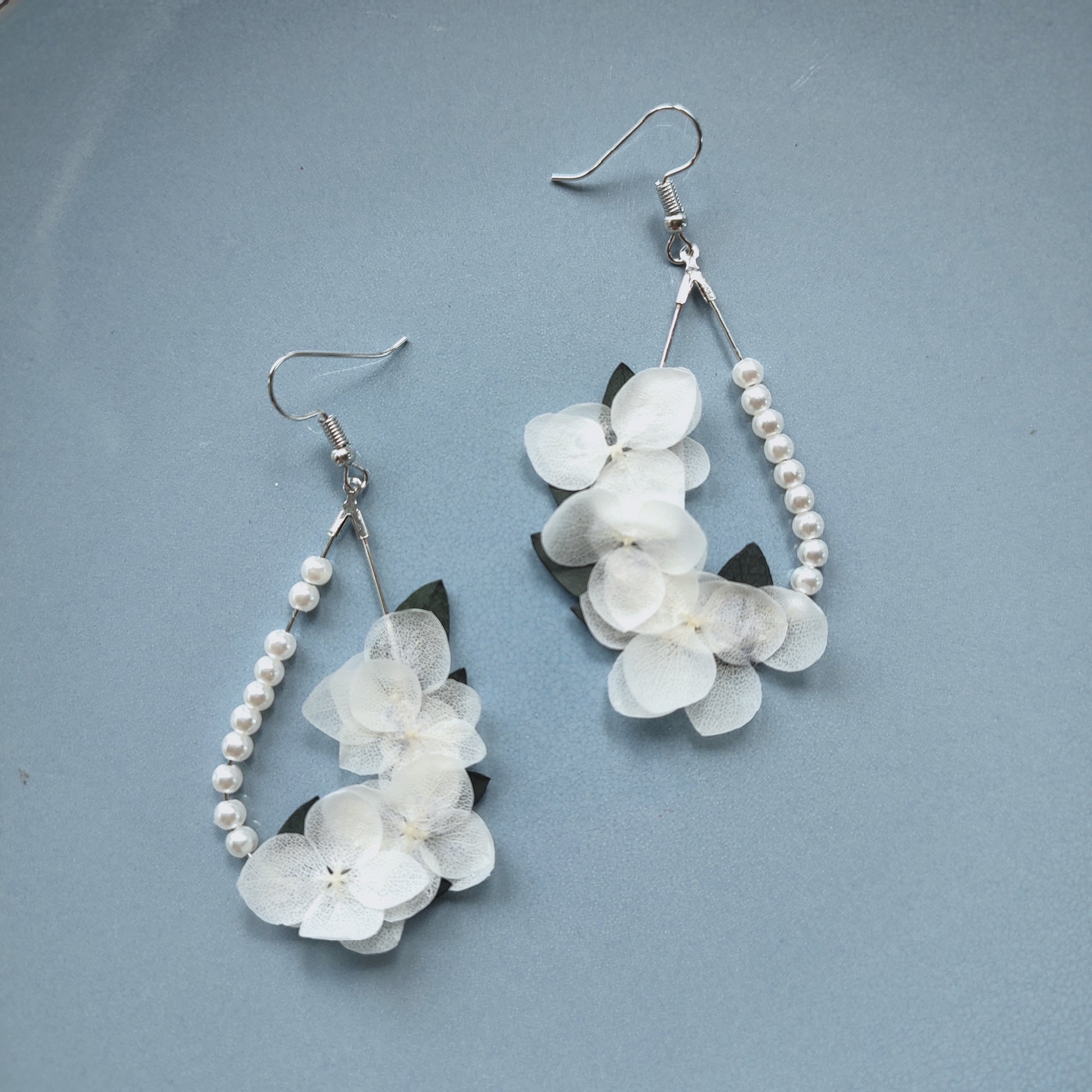 boucles d'oreilles élégantes en perles et fleurs blanches stabilisées, faites à la main, parfaites pour les mariages et occasions spéciales
