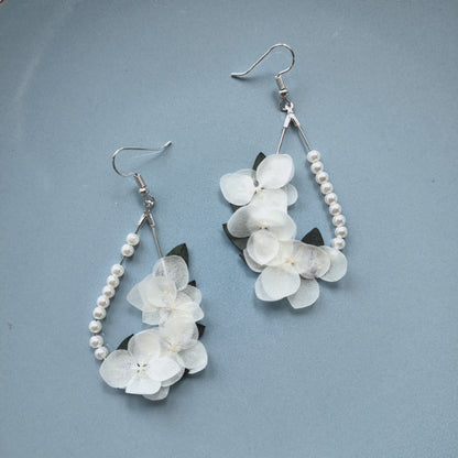 boucles d'oreilles élégantes en perles et fleurs blanches stabilisées, faites à la main, parfaites pour les mariages et occasions spéciales