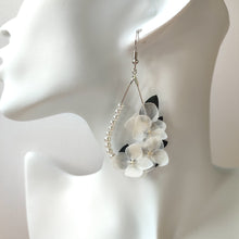 Charger l&#39;image dans la galerie, Image de boucles d&#39;oreilles élégantes en perles et fleurs blanches stabilisées, faites à la main, parfaites pour les mariages et occasions spéciales
