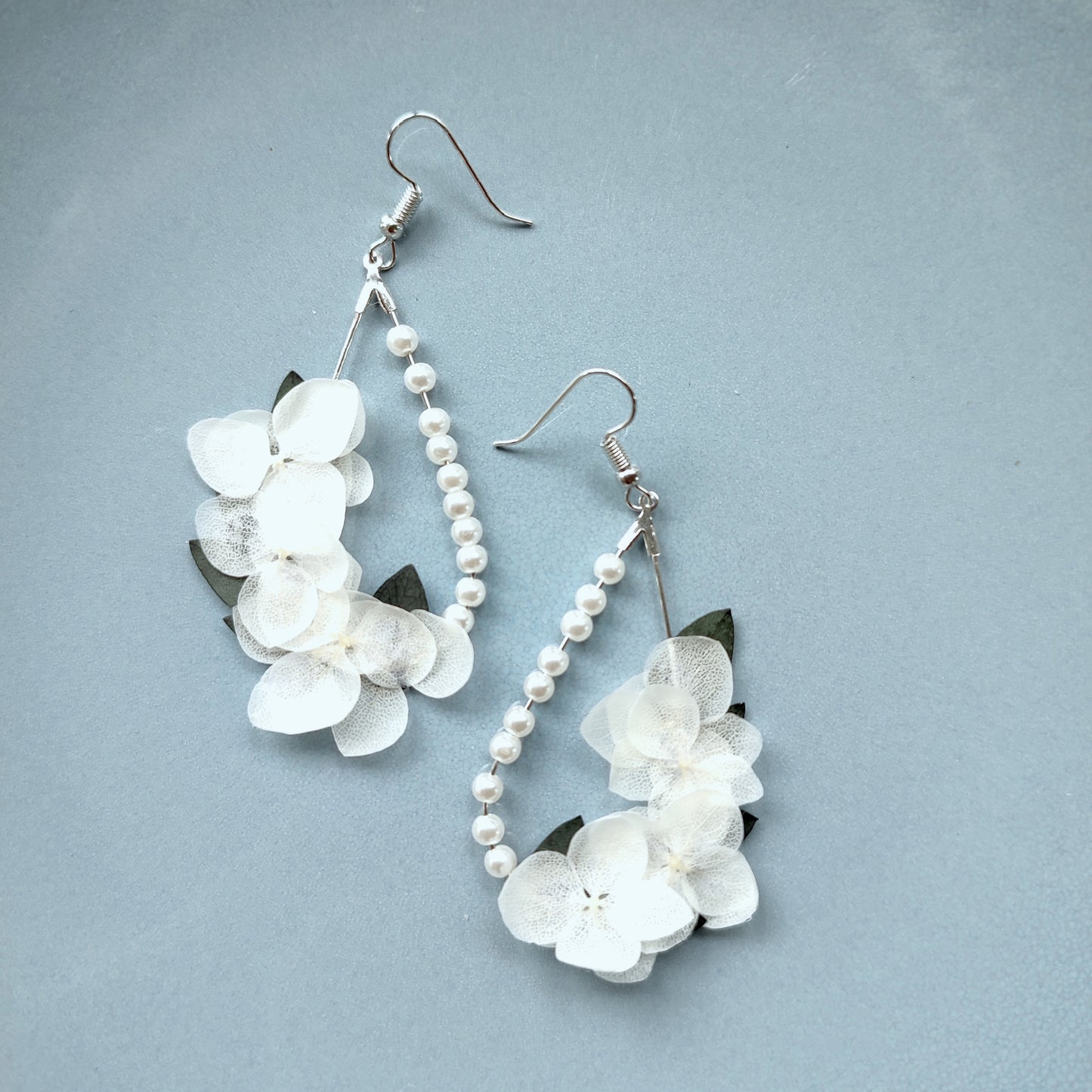  boucles d'oreilles élégantes en perles et fleurs blanches stabilisées, faites à la main, parfaites pour les mariages et occasions spéciales