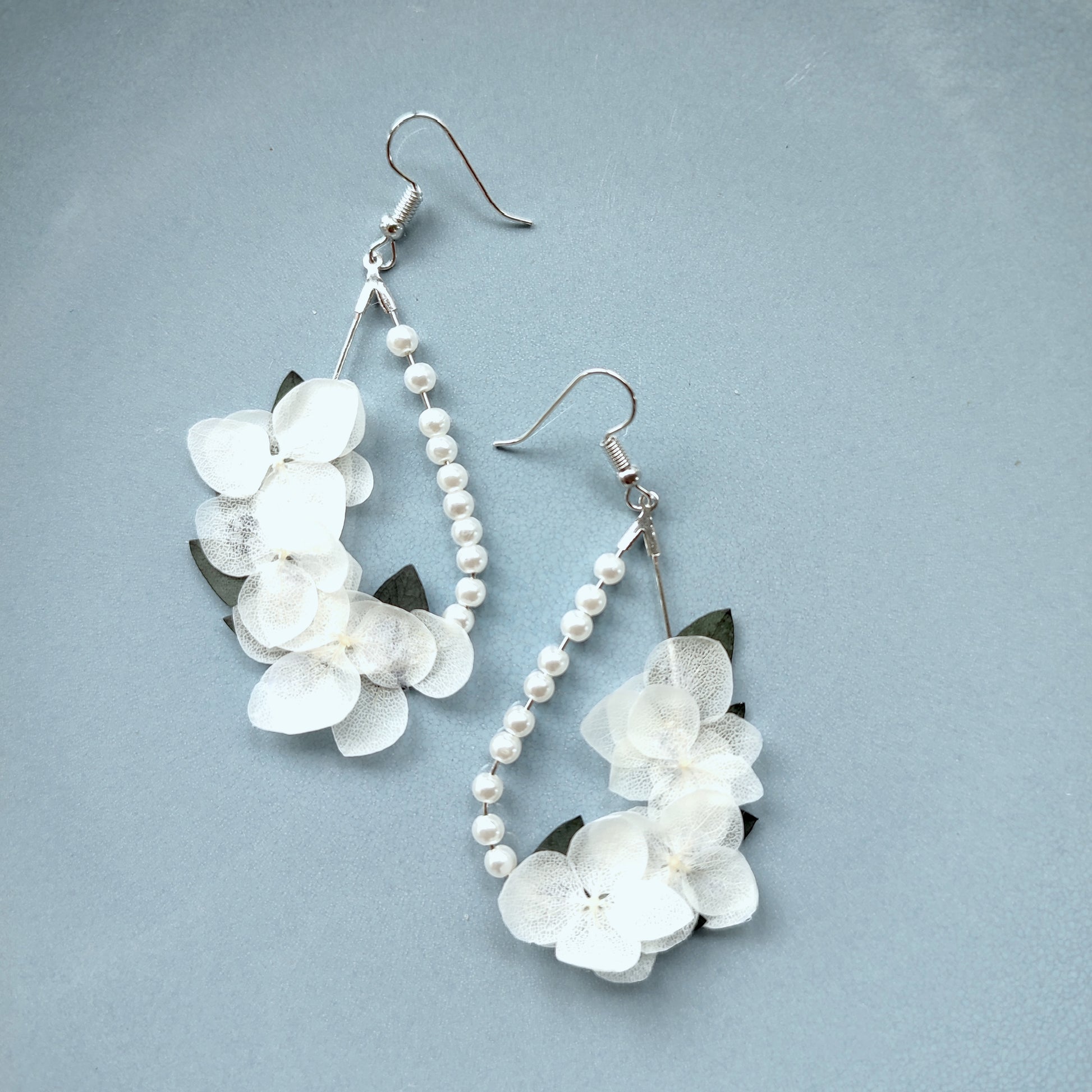  boucles d'oreilles élégantes en perles et fleurs blanches stabilisées, faites à la main, parfaites pour les mariages et occasions spéciales