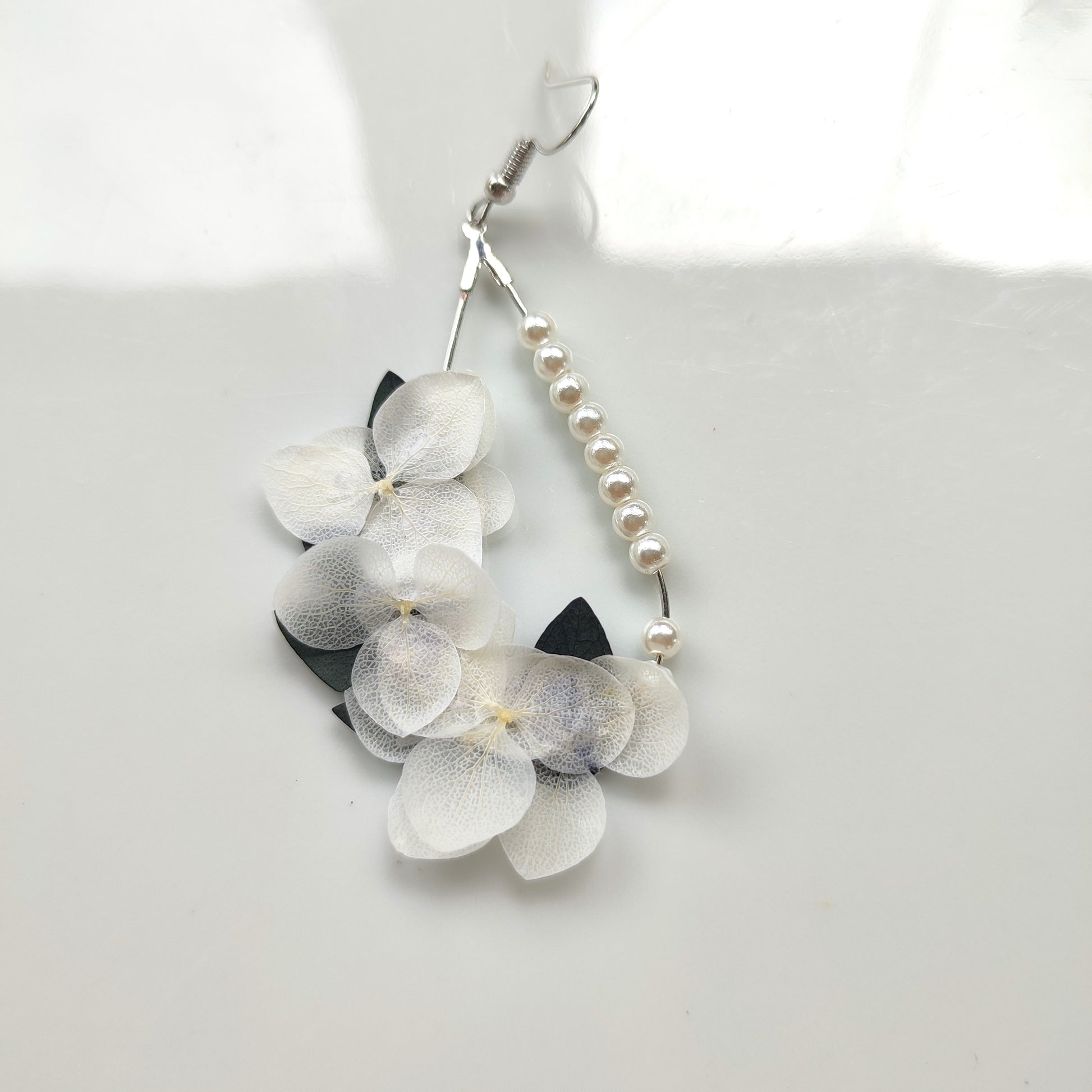 boucles d'oreilles élégantes en perles et fleurs blanches stabilisées, faites à la main, parfaites pour les mariages et occasions spéciales
