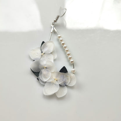 boucles d'oreilles élégantes en perles et fleurs blanches stabilisées, faites à la main, parfaites pour les mariages et occasions spéciales