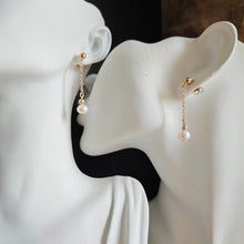 Charger l&#39;image dans la galerie, Boucles d’oreilles en perles à double chaîne dorée, design fluide et perles délicates pour sublimer le visage
