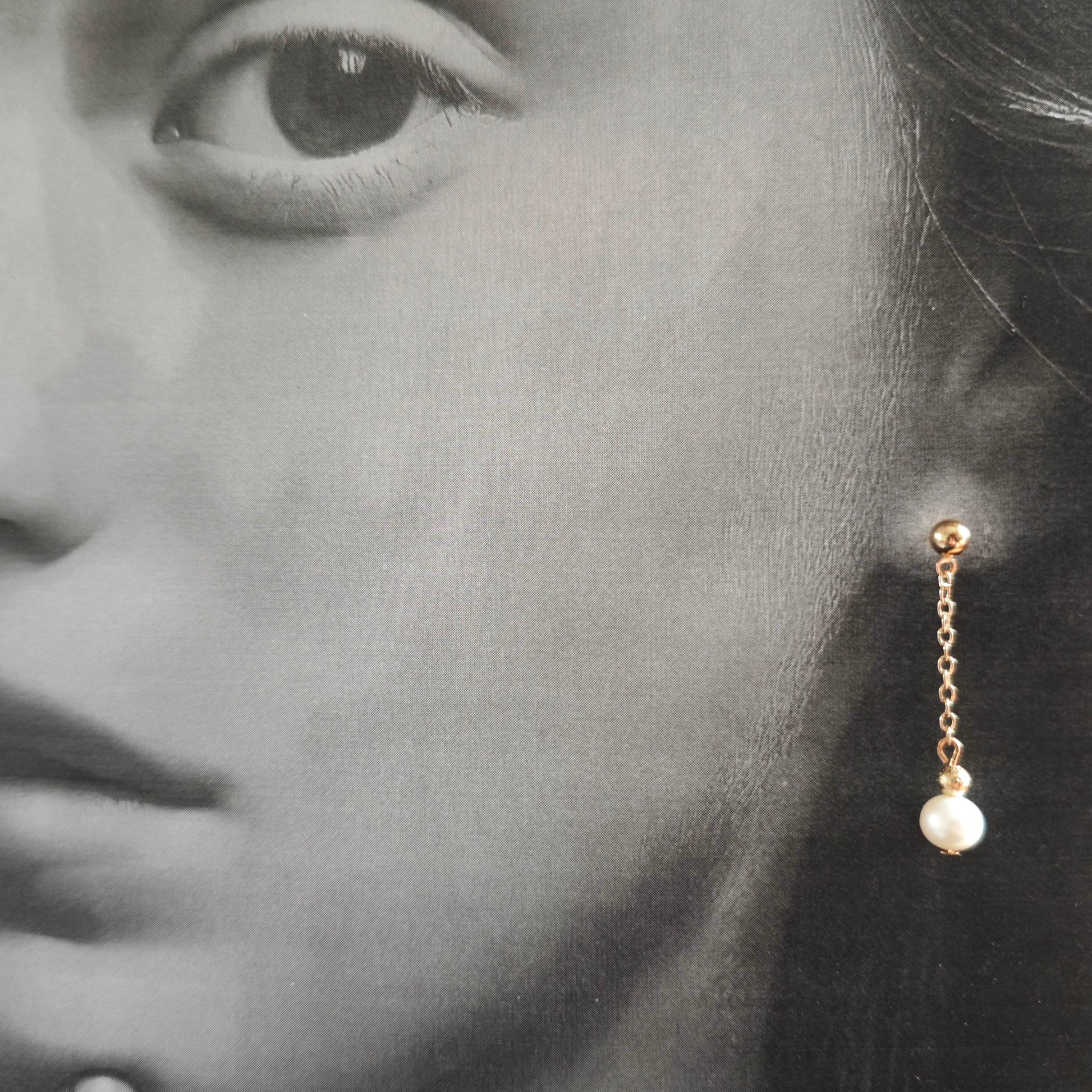 Boucles d’oreilles en perles à double chaîne dorée, design fluide et perles délicates pour sublimer le visage