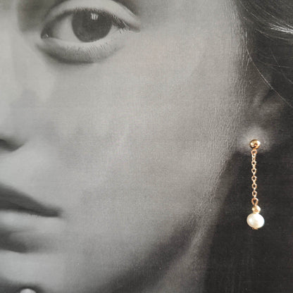Boucles d’oreilles en perles à double chaîne dorée, design fluide et perles délicates pour sublimer le visage