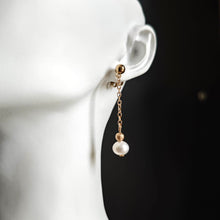 Charger l&#39;image dans la galerie, Boucles d&#39;oreilles avec clou et perle suspendue, design minimaliste pour une touche d’élégance.
