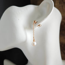 Charger l&#39;image dans la galerie, Boucles d&#39;oreilles avec clou et perle suspendue, design minimaliste pour une touche d’élégance.
