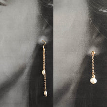 Charger l&#39;image dans la galerie, Duo de boucles d&#39;oreilles en perles, comprenant un modèle court avec perle unique et un modèle long à double chaîne, adapté à différents styles.
