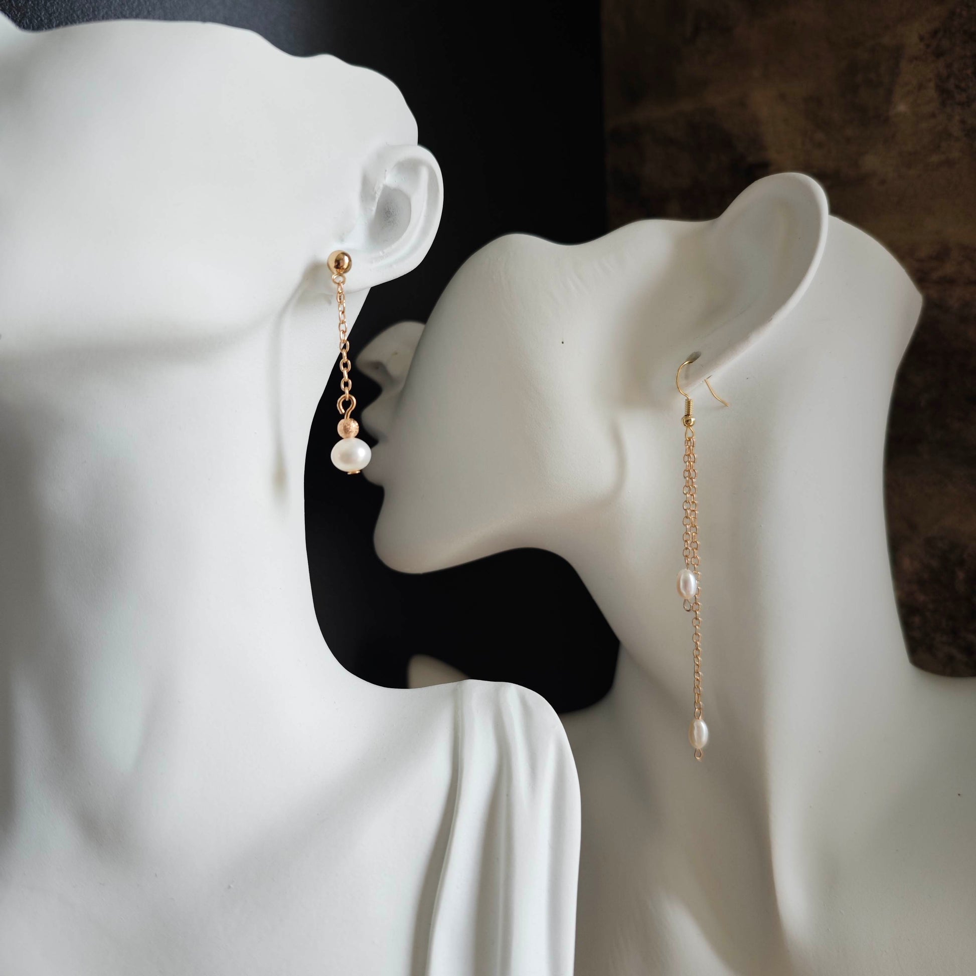 Duo de boucles d'oreilles en perles, comprenant un modèle court avec perle unique et un modèle long à double chaîne, adapté à différents styles.