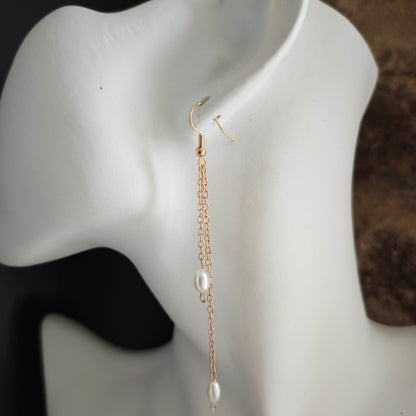 Boucles d'oreilles longues en chaîne dorée avec perles d’eau douce, élégantes et raffinées, parfaites pour le quotidien et les occasions spéciales.