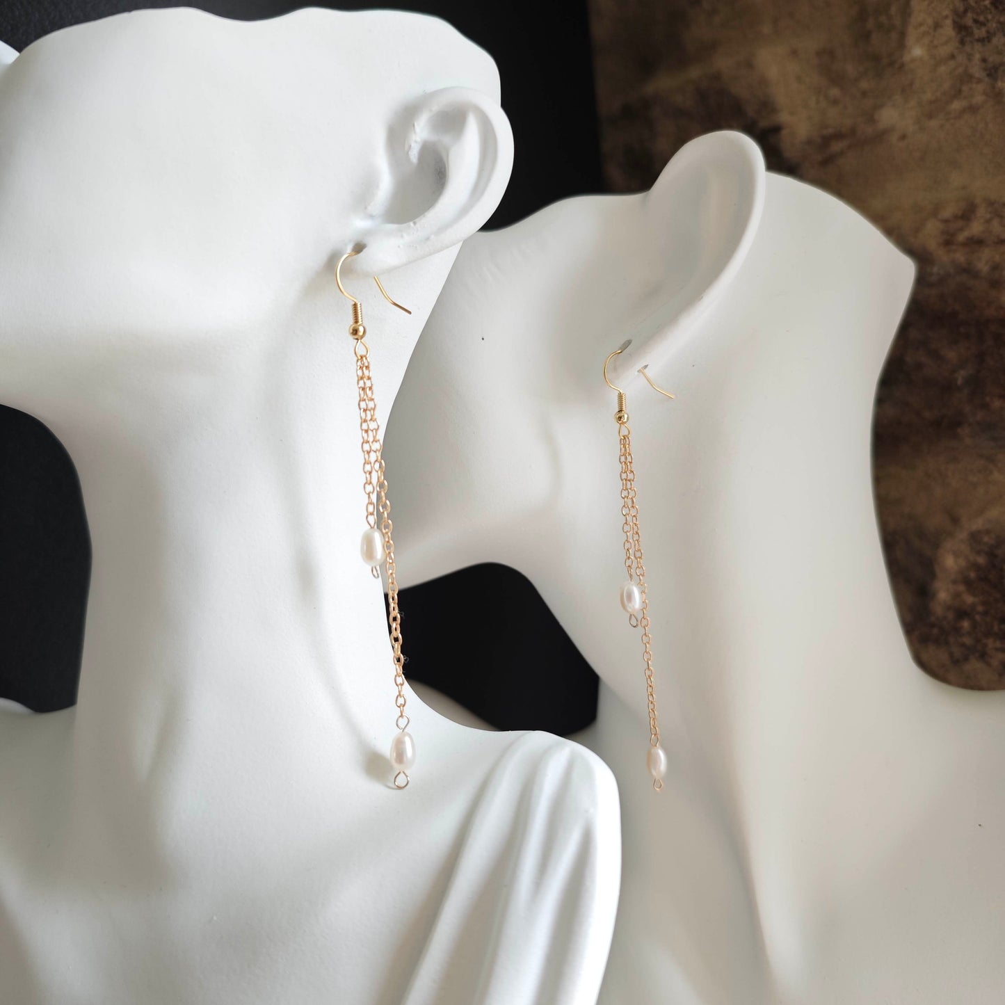 Boucles d’oreilles en perles d’un style moderne et raffiné, légères et parfaites pour le bureau ou un rendez-vous.