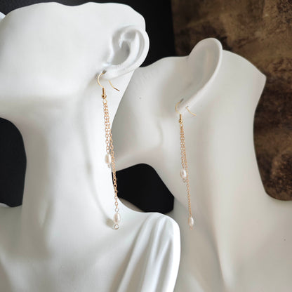 Boucles d’oreilles en perles d’un style moderne et raffiné, légères et parfaites pour le bureau ou un rendez-vous.