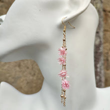 Charger l&#39;image dans la galerie, Élégantes boucles d’oreilles Élise avec fleurs séchées et chaînes dorées, inspirées de la nature pour un look unique.
