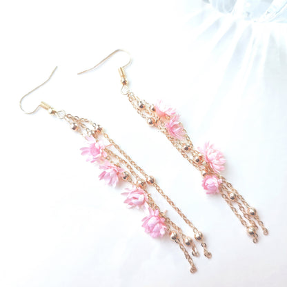 Boucles d’oreilles Élise en fleurs séchées, ornées de chaînes dorées et de perles délicates, disponibles en rose