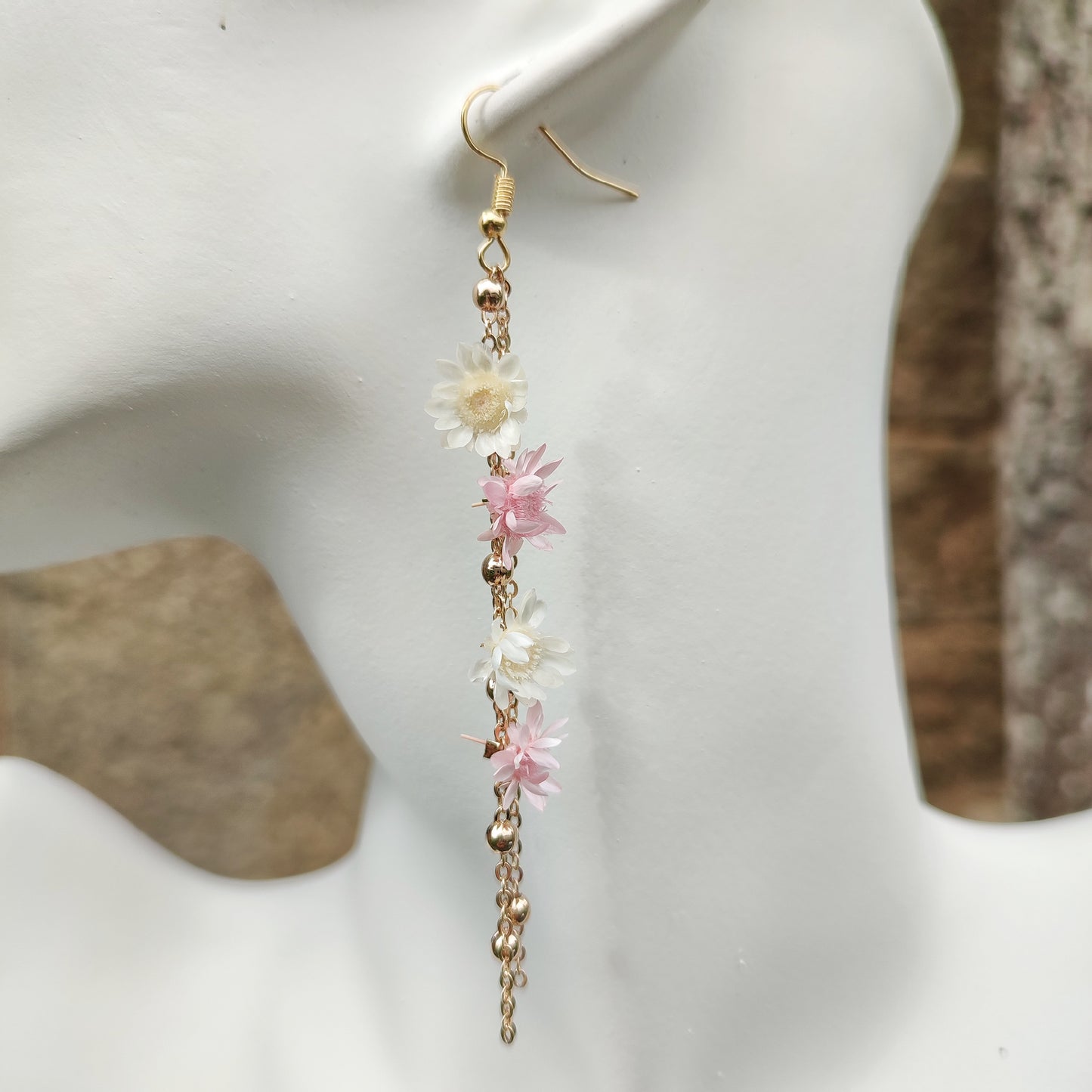 Boucles d’oreilles Élise, accessoires artisanaux en fleurs séchées, ajoutant une touche florale et romantique