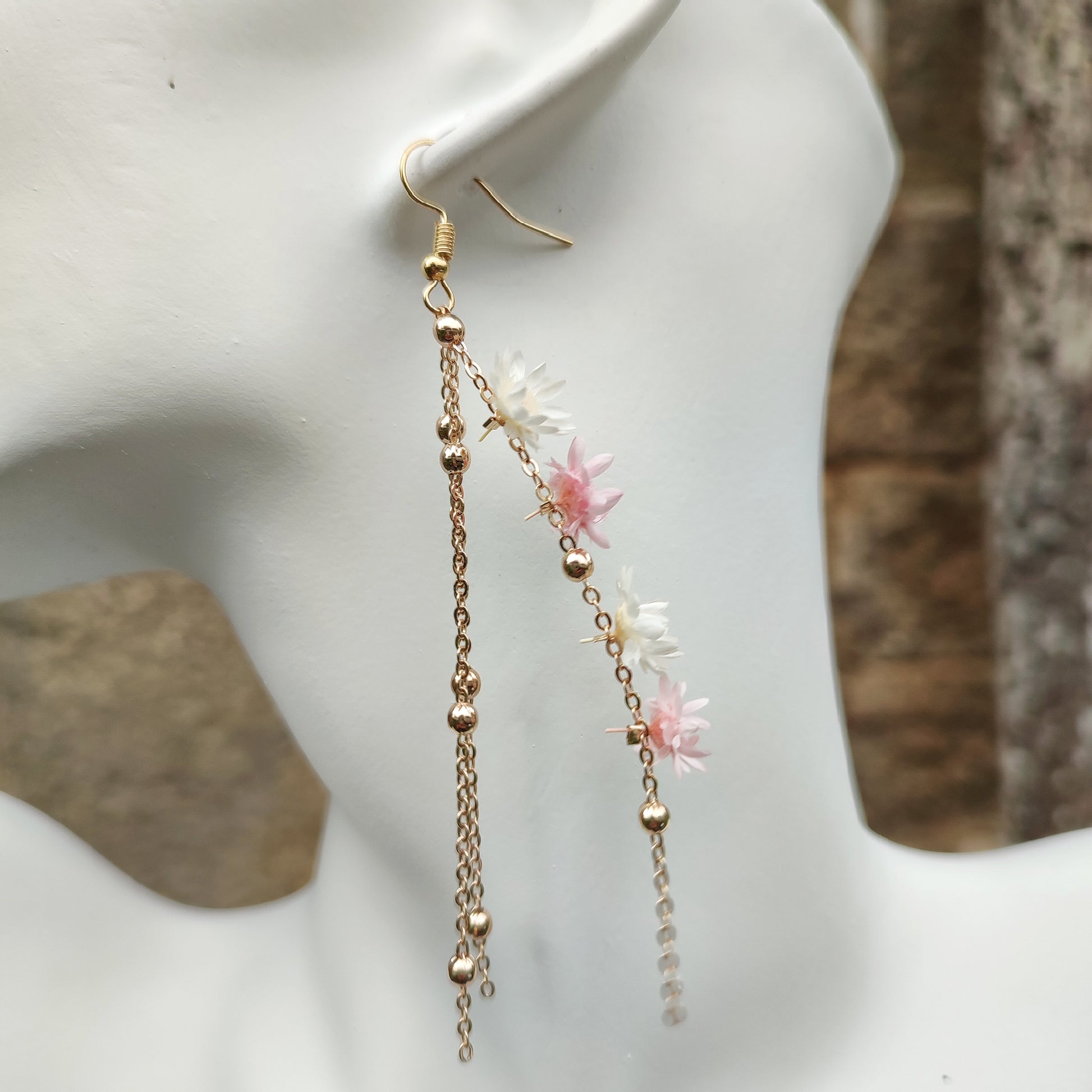 Boucles d’oreilles Élise en fleurs séchées avec des chaînes dorées et des petites fleurs colorées, idéales pour toutes les occasions