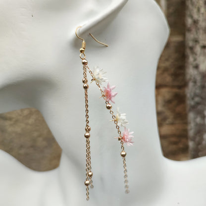 Boucles d’oreilles Élise en fleurs séchées avec des chaînes dorées et des petites fleurs colorées, idéales pour toutes les occasions