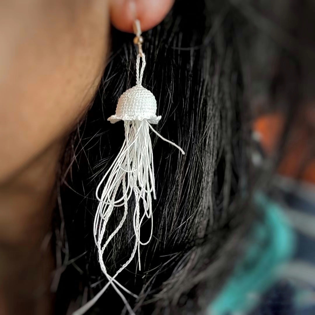 Détails des boucles d'oreilles en crochet Méduse - blanc