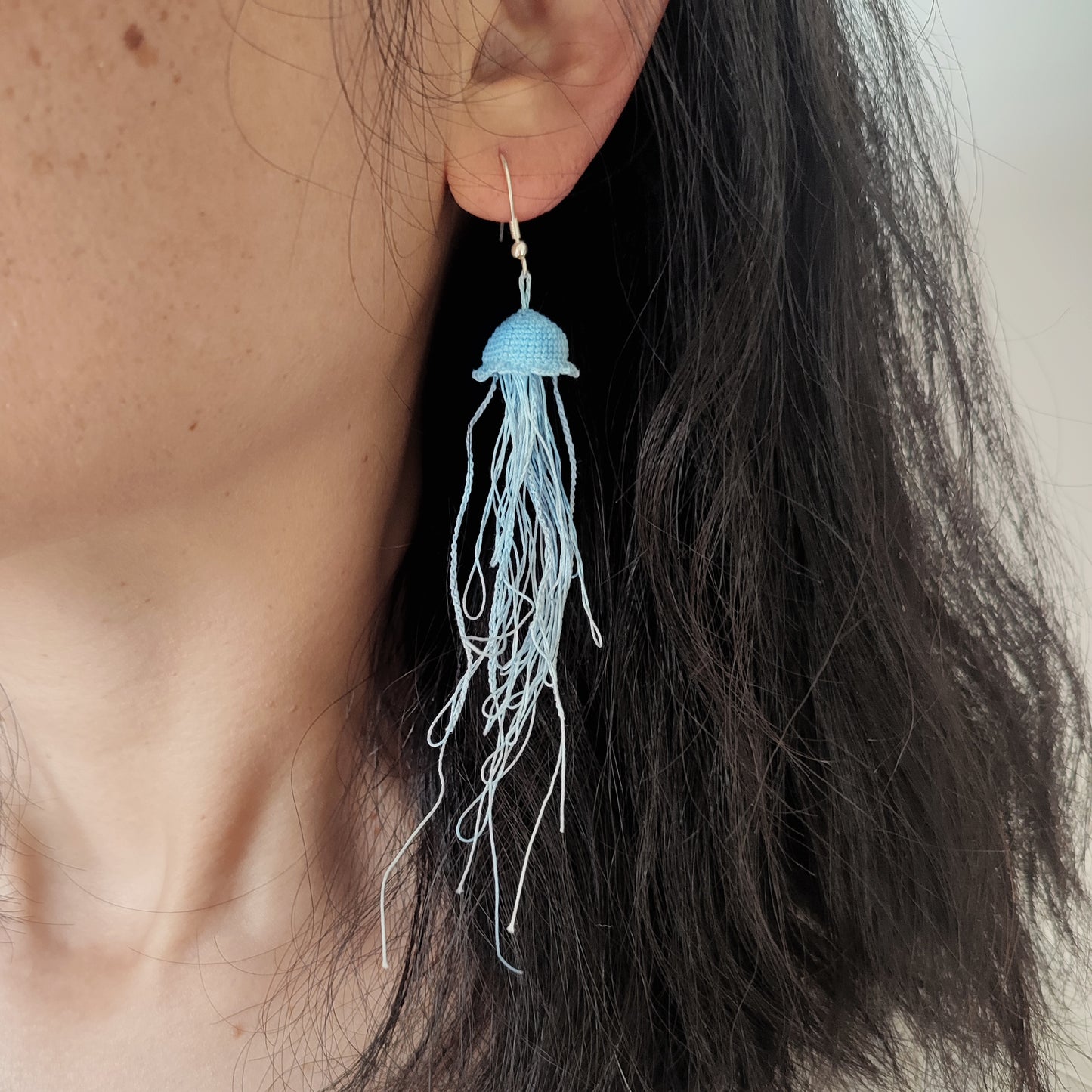 Boucles d'oreilles Méduse portées - bleu