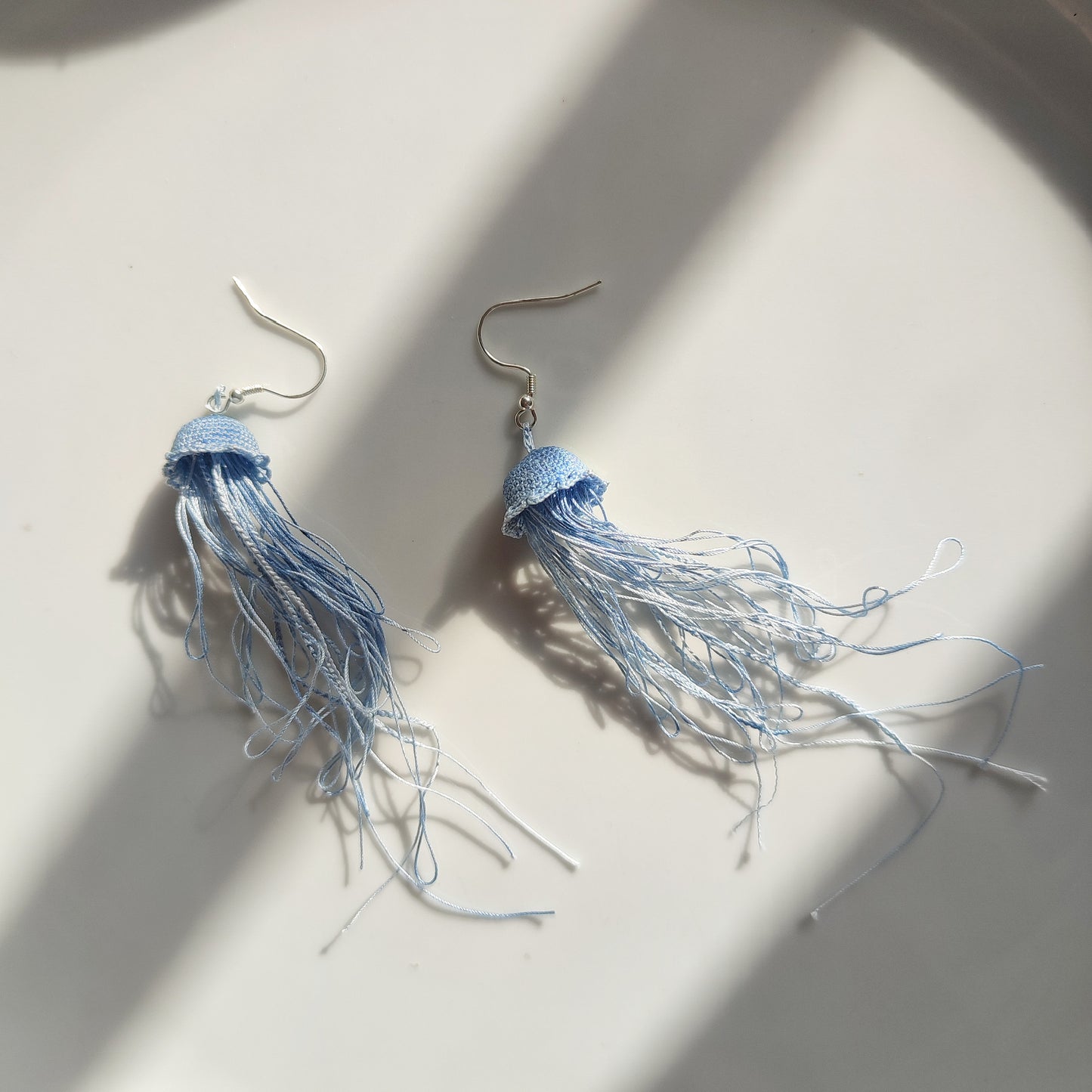 Boucles d'oreilles Méduse portées - bleu