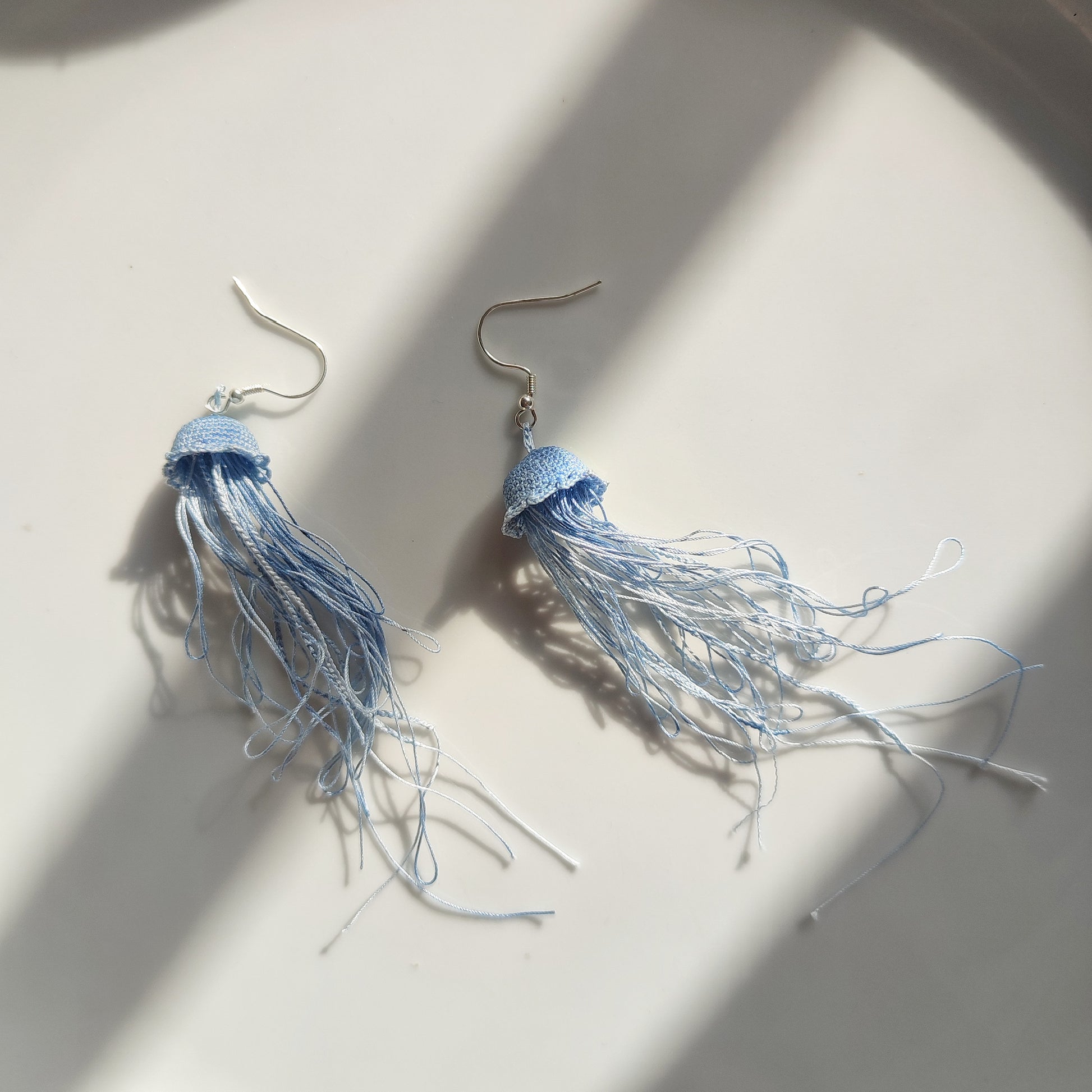 Boucles d'oreilles Méduse portées - bleu