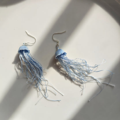 Boucles d'oreilles Méduse portées - bleu
