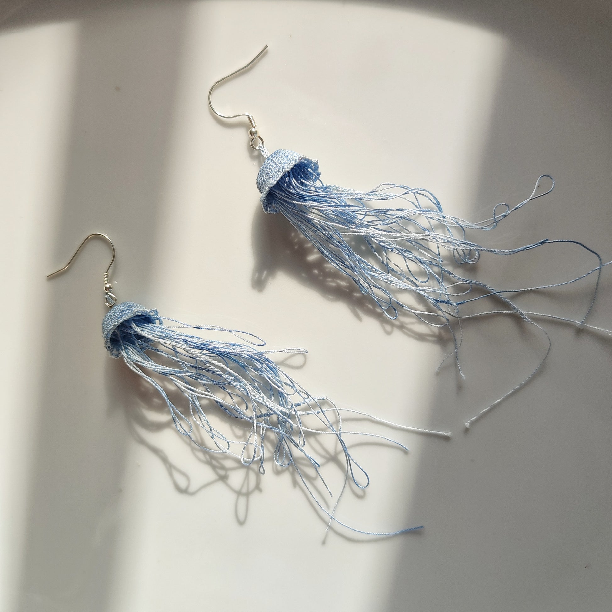 Détails des boucles d'oreilles en crochet Méduse - bleu