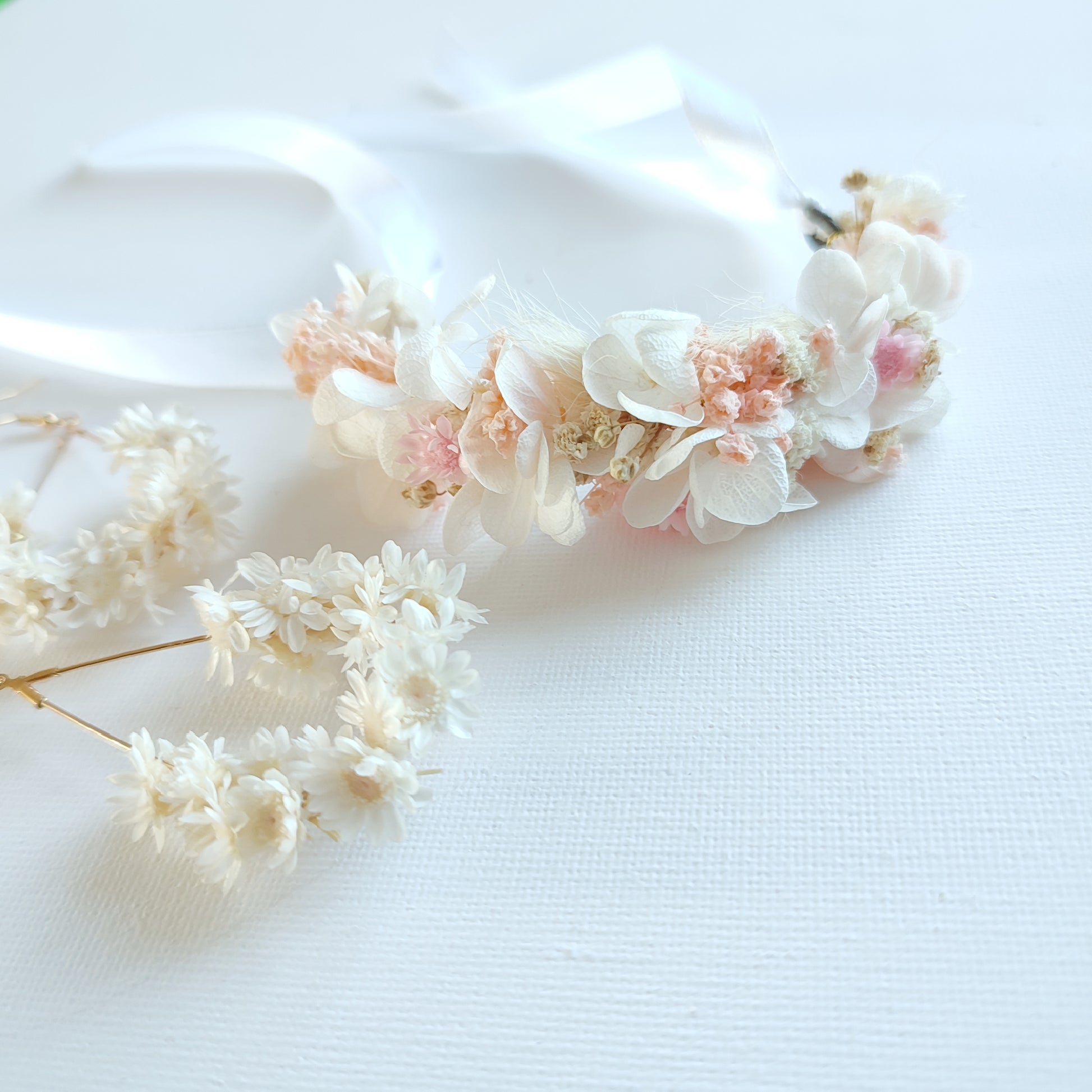 Détail des Boucles d'oreilles en Fleurs Séchées Blanches - Gros plan sur les fleurs séchées