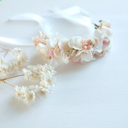 Détail des Boucles d'oreilles en Fleurs Séchées Blanches - Gros plan sur les fleurs séchées