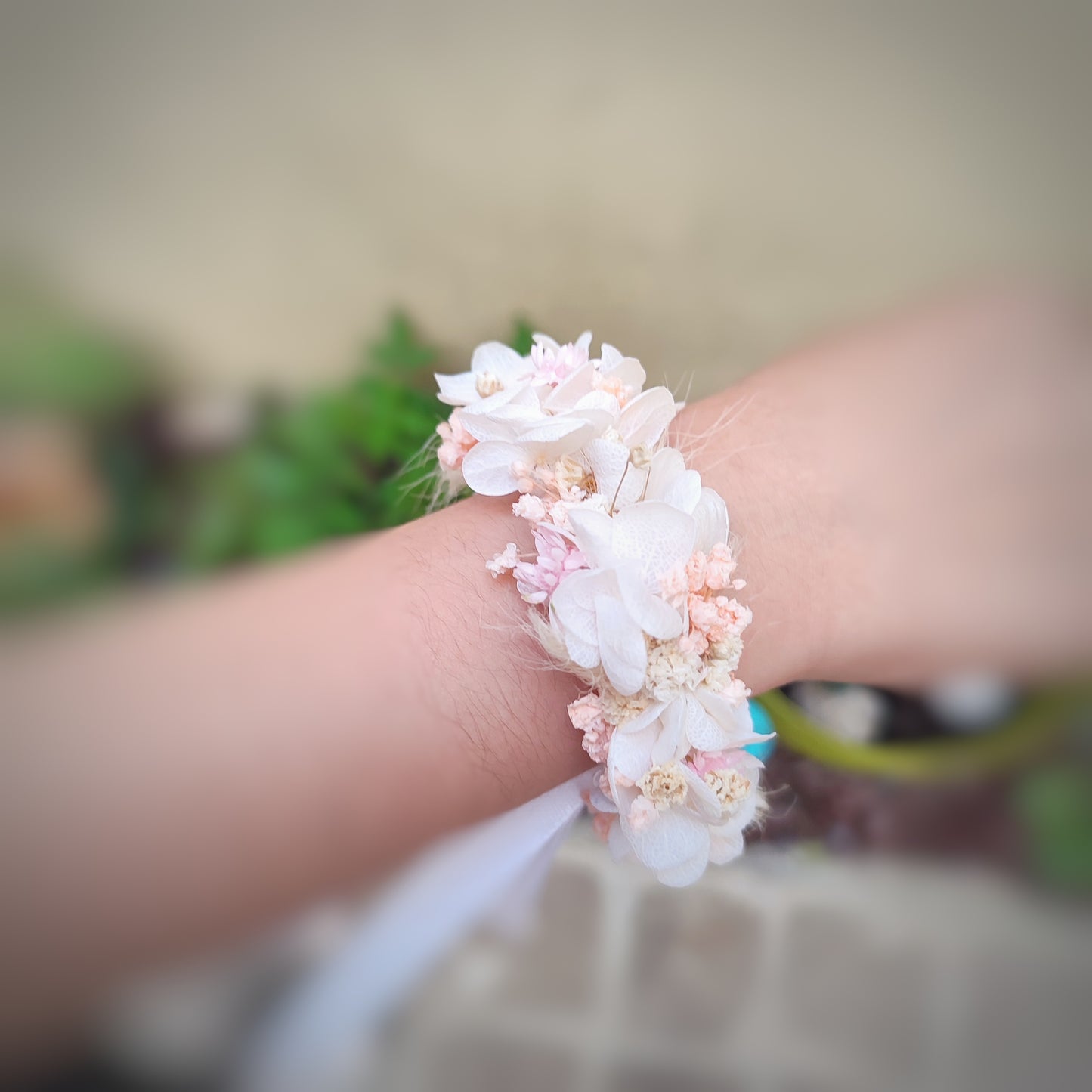 Victoire Bracelet with Dried and Preserved Flowers Worn by a Child - Bracelet fitting on a child’s wrist