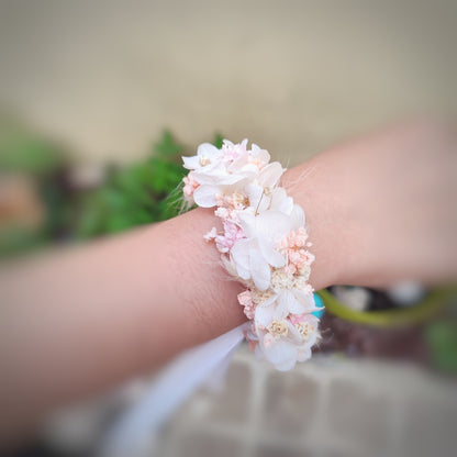 Victoire Bracelet with Dried and Preserved Flowers Worn by a Child - Bracelet fitting on a child’s wrist