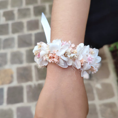 Bracelet Victoire en Fleurs Séchées et Stabilisées porté par un enfant - Ajustement du bracelet sur un poignet d'enfant