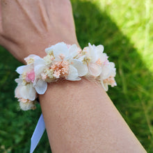 Charger l&#39;image dans la galerie, Victoire Bracelet with Dried and Preserved Flowers Worn by an Adult - Bracelet fitting on an adult’s wrist
