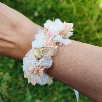 Bracelet Victoire en Fleurs Séchées et Stabilisées porté par un adulte - Ajustement du bracelet sur un poignet d'adulte