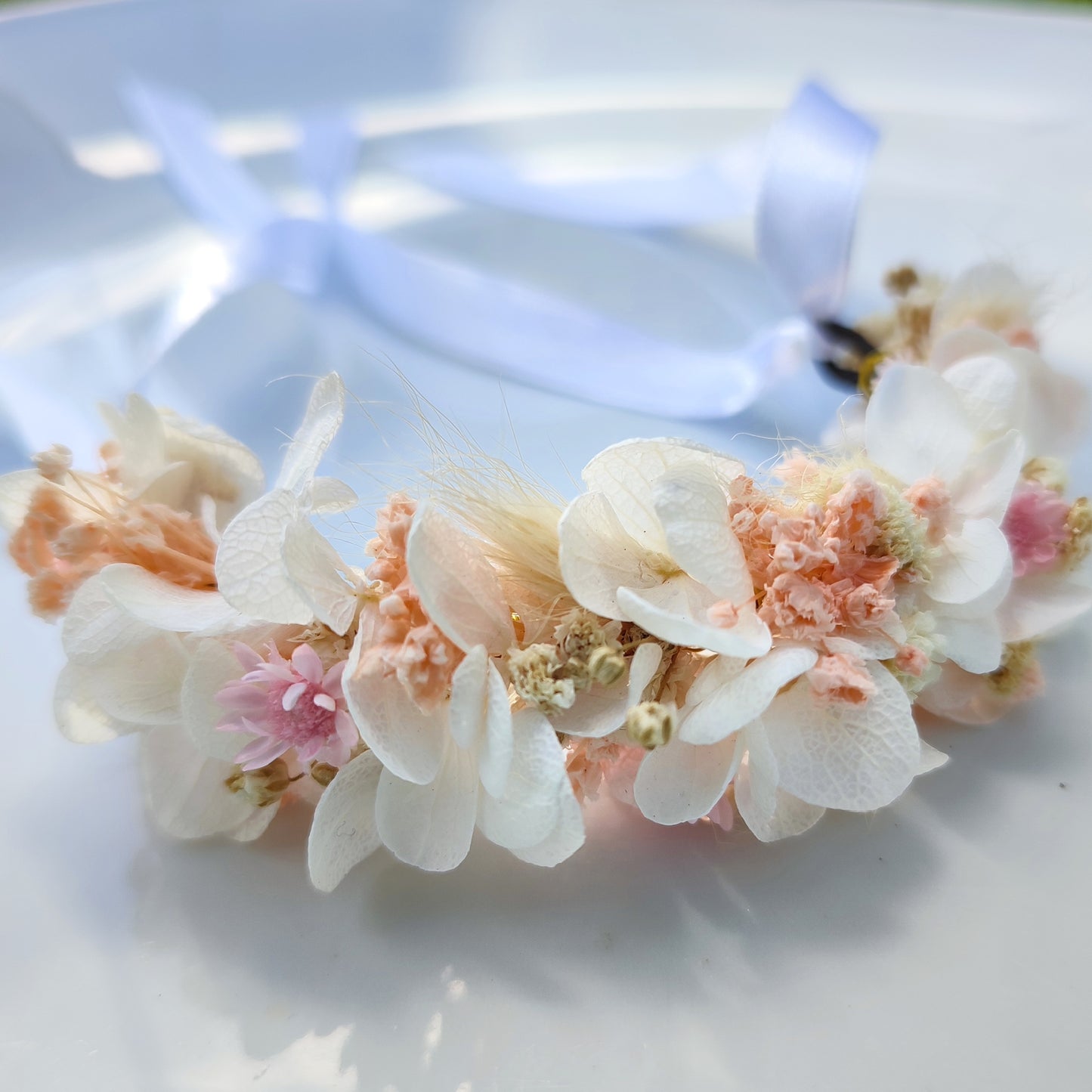 Victoire Bracelet with Dried and Preserved Flowers - Overall view of the bracelet with a soft ribbon and delicate flowers
