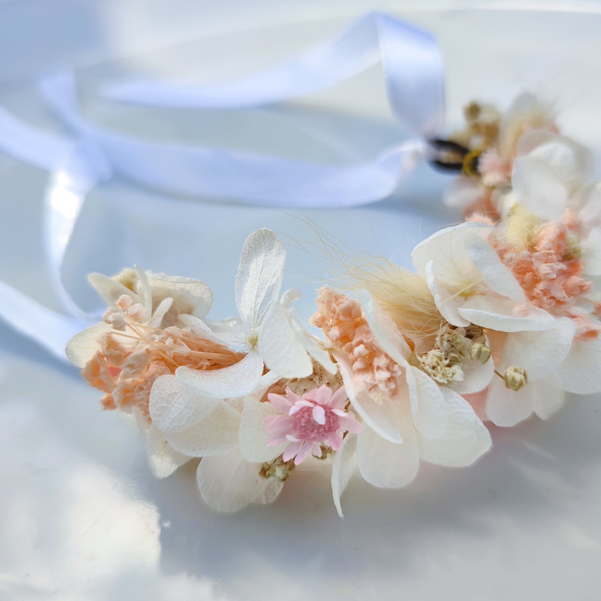 Bracelet Victoire en Fleurs Séchées et Stabilisées - Vue d'ensemble du bracelet avec un ruban doux et des fleurs délicates