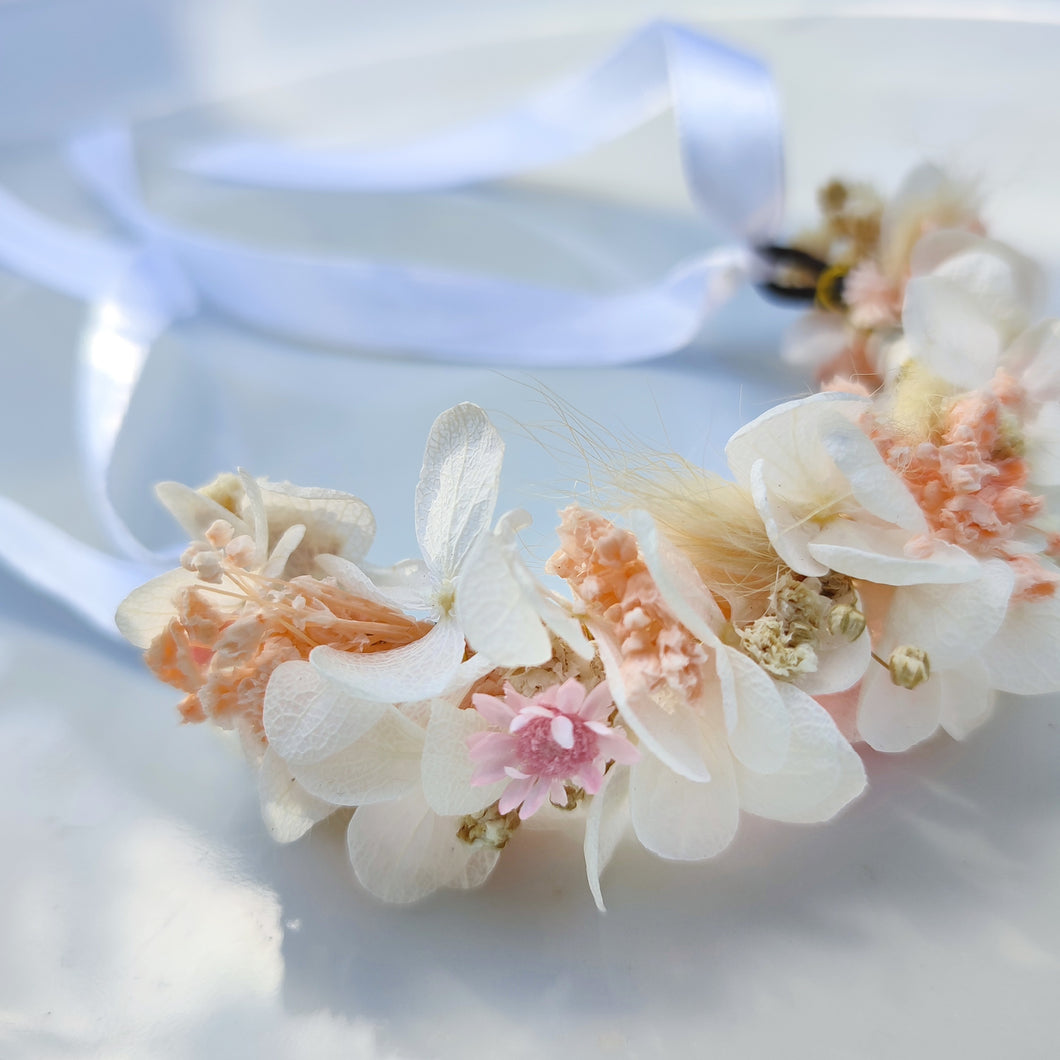 Bracelet Victoire en Fleurs Séchées et Stabilisées - Vue d'ensemble du bracelet avec un ruban doux et des fleurs délicates