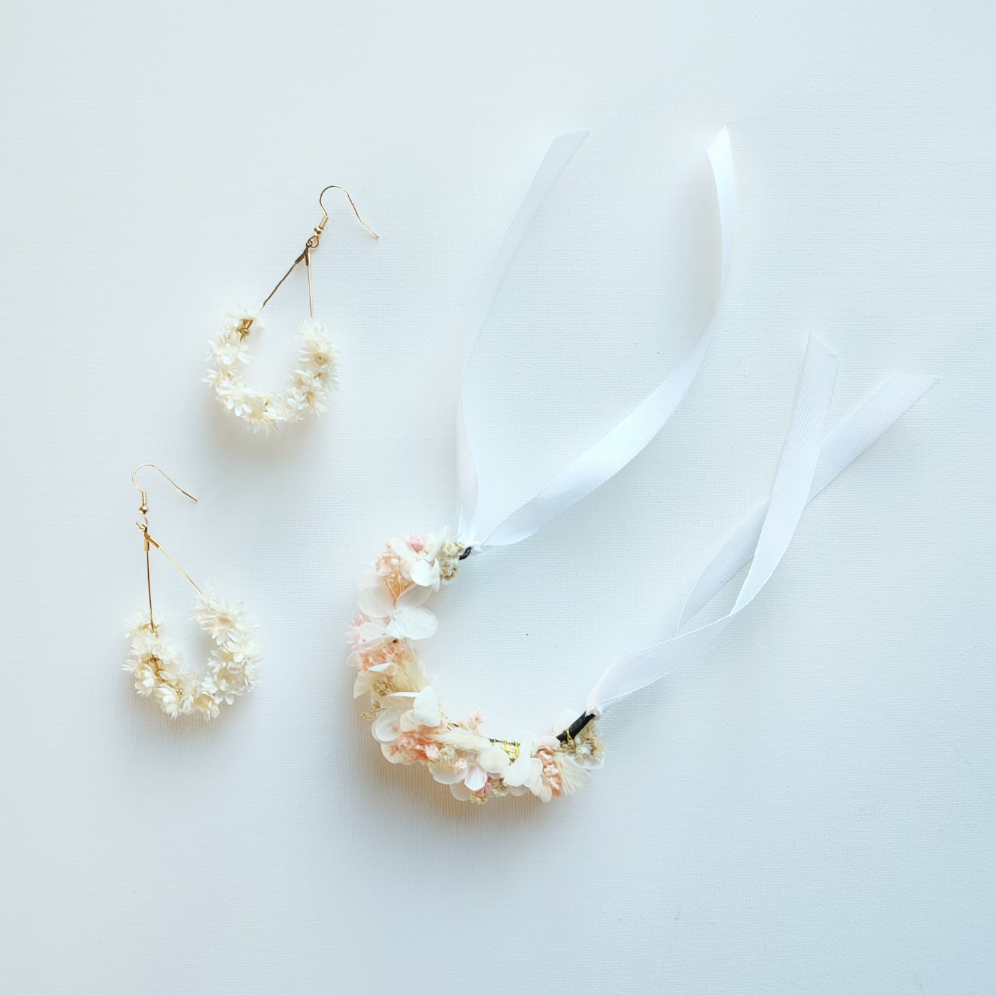 Boucles d'oreilles en Fleurs Séchées Blanches avec emballage élégant - Boucles d'oreilles présentées avec leur emballage prêt à offrir	White Dried Flower Earrings in Elegant Packaging - Earrings displayed with gift-ready packaging