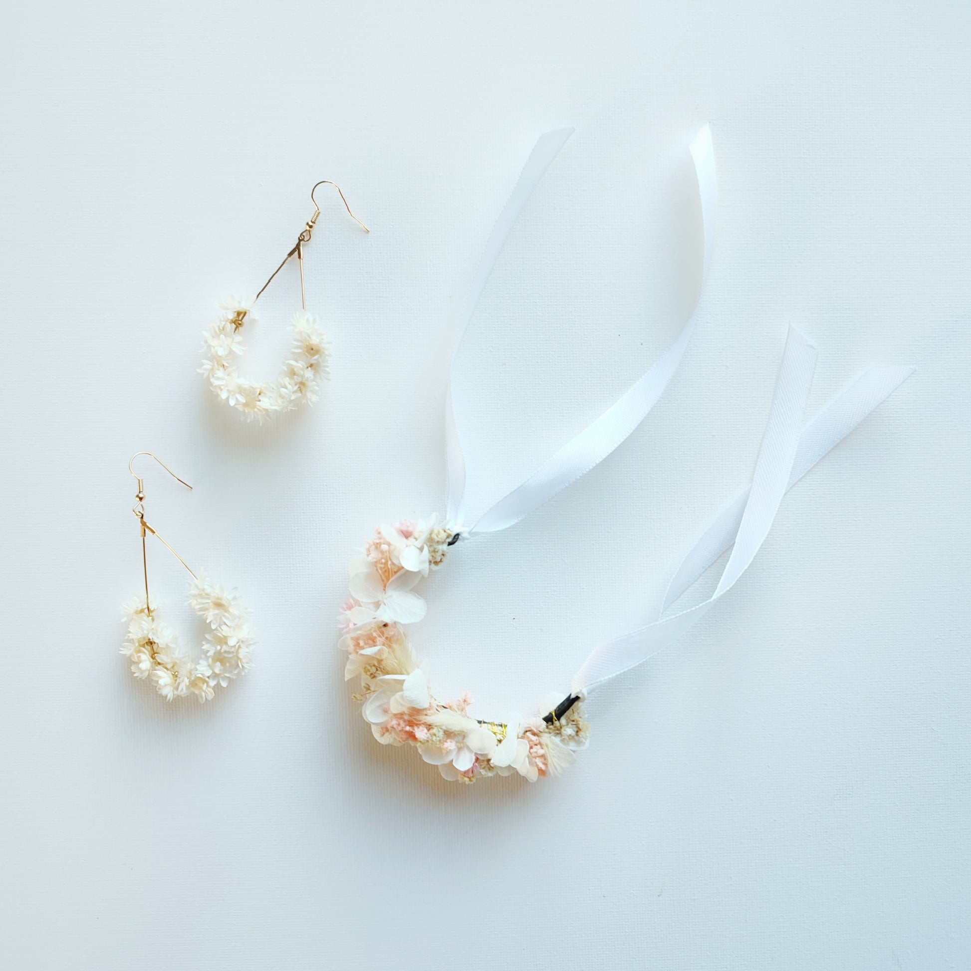 Boucles d'oreilles en Fleurs Séchées Blanches avec emballage élégant - Boucles d'oreilles présentées avec leur emballage prêt à offrir	White Dried Flower Earrings in Elegant Packaging - Earrings displayed with gift-ready packaging