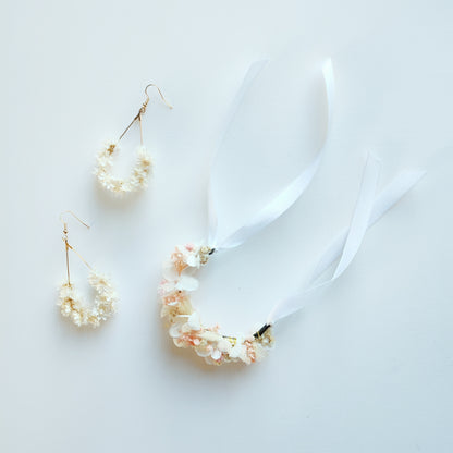 Boucles d'oreilles en Fleurs Séchées Blanches avec emballage élégant - Boucles d'oreilles présentées avec leur emballage prêt à offrir	White Dried Flower Earrings in Elegant Packaging - Earrings displayed with gift-ready packaging