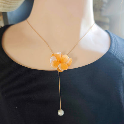 Bijou floral poétique pour mariage, collier fait main en fleur stabilisée et perle sur chaîne dorée.