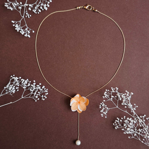 Collier Aurore avec fleur éternelle orange et blanche, perle nacrée et chaîne dorée – bijou fait main.