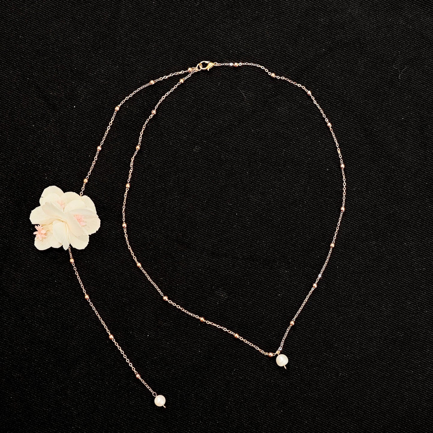 collier en fleurs stablisees avec perles