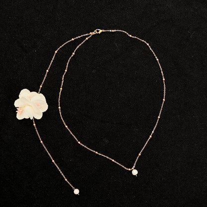 collier en fleurs stablisees avec perles